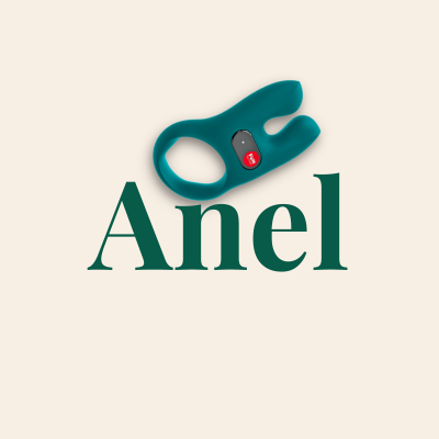 Anel verde com botão vermelho sobre fundo bege com texto Anel