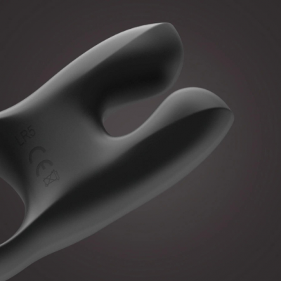 Objeto preto curvo com texto LR5 e símbolos em fundo escuro.