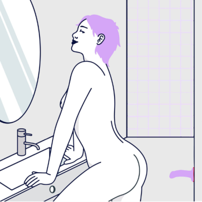 Ilustração mulher de cabelos lilás apoiada numa pia branca em casa de banho