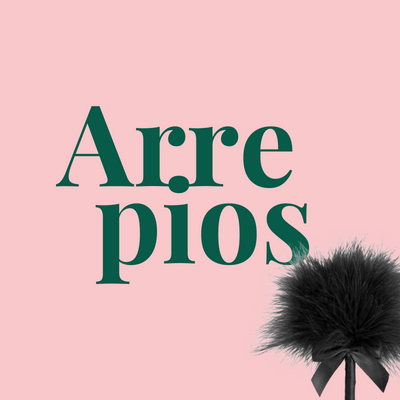 Texto 'Arre pios' em verde escuro sobre fundo rosa com objeto preto felpudo e laço.