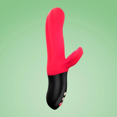 Vibrador vermelho e preto com botões, fundo verde claro