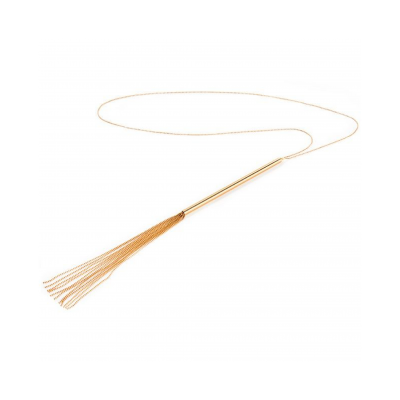 Colar dourado com pendente tassel em fundo branco