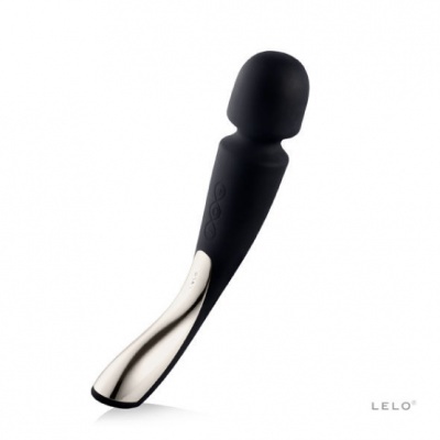 Vibrador massageador preto e aço inoxidável LELO em fundo branco