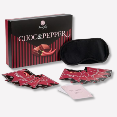 Conjunto CHOC&PEPPER com caixa preta e vermelha, tapa-olhos preto e cartas dispostas
