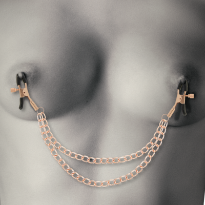 Grampos com correntes douradas presos nos mamilos de pessoa com pele cinzenta