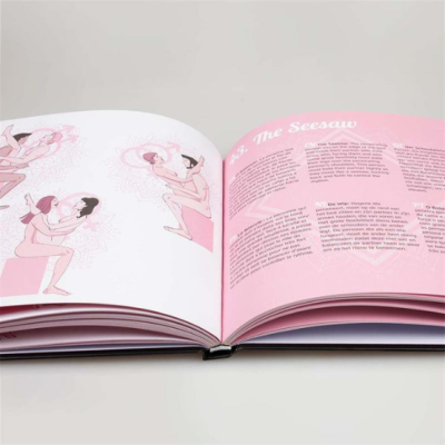 Livro aberto com ilustrações e texto em páginas cor-de-rosa