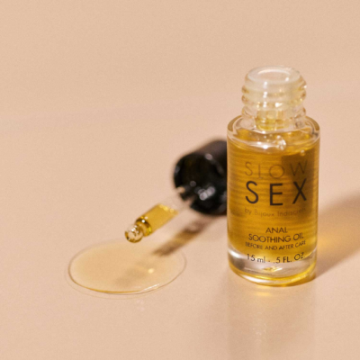 Frasco de óleo amarelo transparente com conta-gotas e texto SLOW SEX by Bijoux Indiscrets