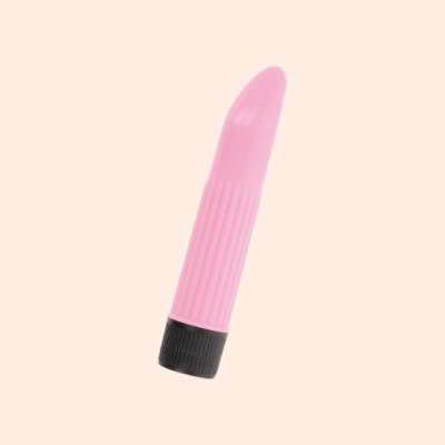 vibrador rosa com tampa preta sobre fundo bege