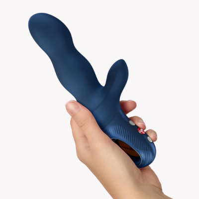Vibrator azul escuro com botões metálicos segurado por uma mão