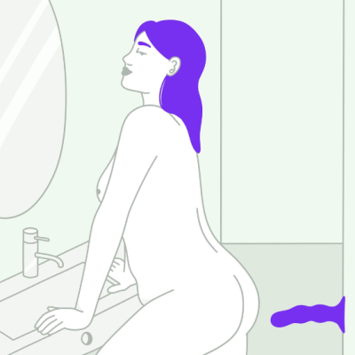 Ilustração de mulher nua com cabelo roxo apoyada numa pia em casa de banho
