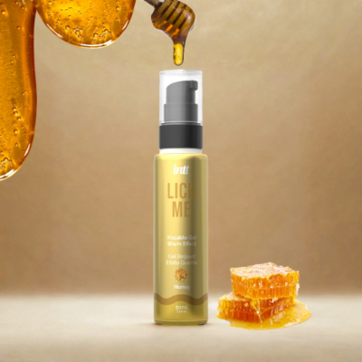 Frasco de gel beijável com efeito quente junto a favos de mel e mel pingando.