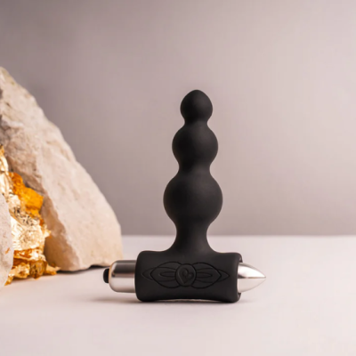 Plug anal preto de silicone com bolhas e detalhes metálicos prateados