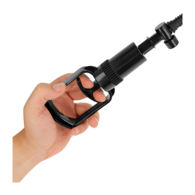 Bomba de ar manual preta segurada por uma mão sobre fundo branco