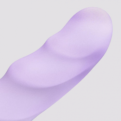 Objeto curvado lilás com textura lisa sobre fundo cinzento claro