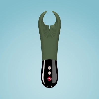 Vibrador verde com base preta e botões, fundo azul claro