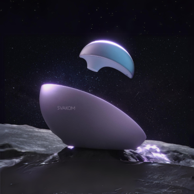 Dispositivo eletrónico cinza SVAKOM com duas partes, em superfície rochosa sob céu estrelado