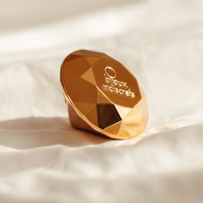 Anel dourado facetado com texto Deux Indiscrets