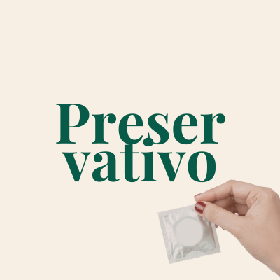 Palavra preservativo em verde com mão segurando preservativo embalado