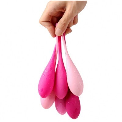 Balões de látex rosa molhados segurados por mão