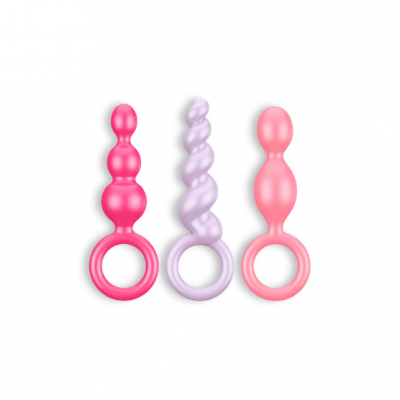 Três plugues anais coloridos com anéis base em fundo branco