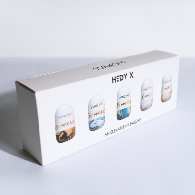 Caixa branca com cinco frascos miniatura etiquetados HEDY X