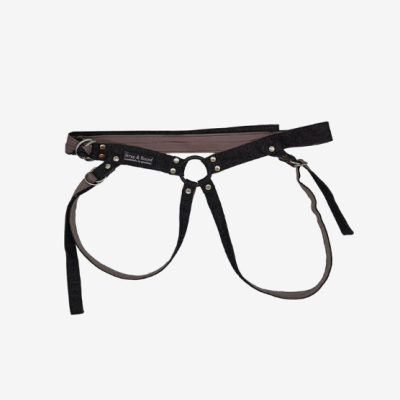 Suporte de tecido preto com acessórios metálicos e etiqueta Rope & Bond