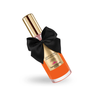 Frasco de perfume cor-de-rosa com tampa dourada e laço preto