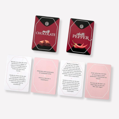 Duas barras de chocolate com embalagens vermelhas e seis cartas em português europeu em cima de fundo branco.