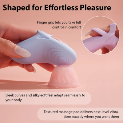 Dispositivo de massagem pessoal em silicone azul claro com design curvo e textura, segurado por mão feminina com unhas compridas