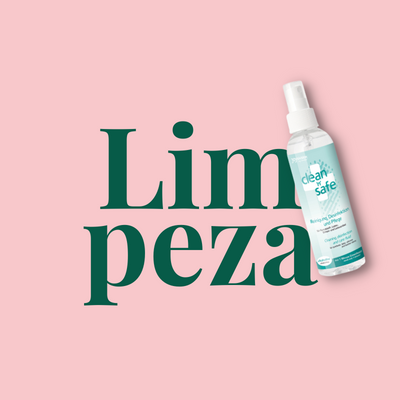 Frasco spray de desinfetante e desodorizante para casa de banho sobre fundo rosa com texto Limpeza