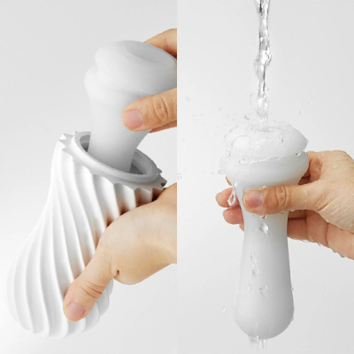 Utensílio de silicone branco com tampa arredondada, mostrado em uso e a ser lavado com água.