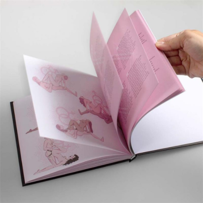Livro com páginas cor-de-rosa e ilustrações sensuais sendo folheado