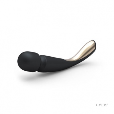 Massageador preto e dourado com design curvo e marca LELO