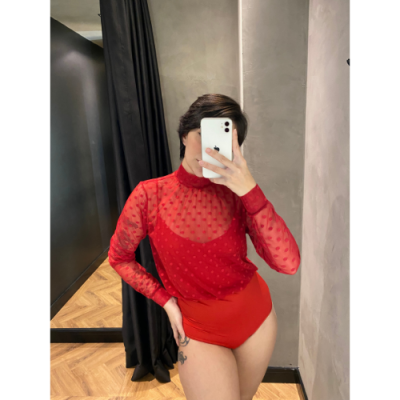 Body feminino vermelho com tecido transparente e padrão de bolinhas.