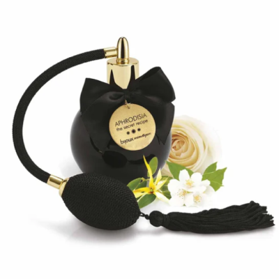 Frasco preto redondo com aplicador vintage, botão e raminho de flores brancas