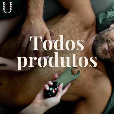 Dispositivo verde e preto segurado sobre o peito desnudo e peludo de um homem com texto Todos produtos.