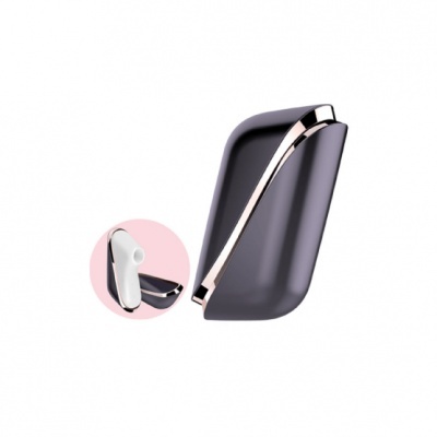 Auscultadores e estojo preto com detalhes dourados em fundo branco