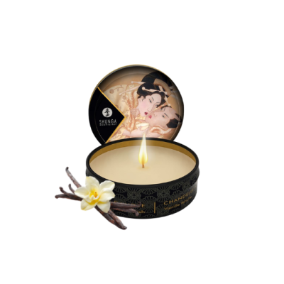 Vela perfumada Shunga em lata preta com tampa decorada e vagens de baunilha ao lado.