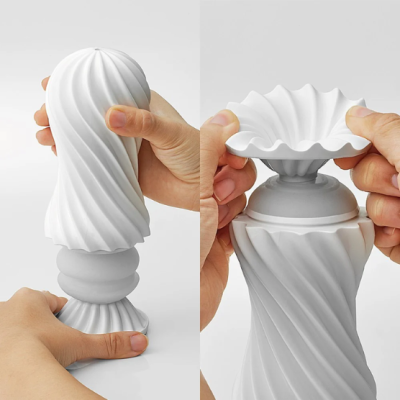 Objeto escultórico branco com textura espiral em mãos, fundo branco
