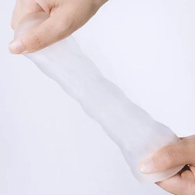 Mãos segurando objeto branco translúcido esticado