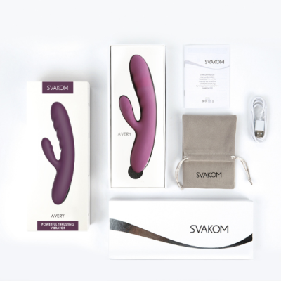 Vibrador Roxo SVAKOM AVERY com acessórios em fundo branco