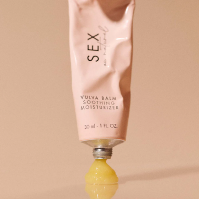Tubo rosa de hidratante vulvar com creme amarelo saindo do tubo