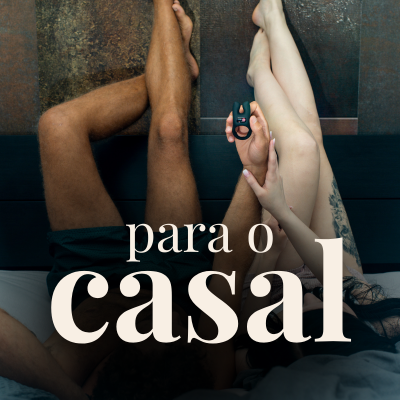 Pernas de casal na cama com objeto preto e texto para o casal