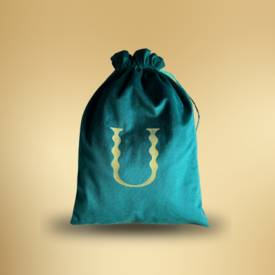 Saco azul-esverdeado de tecido com letra U amarela