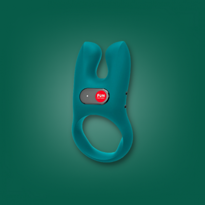 Anel vibratório azul com botão vermelho FUN FACTORY sobre fundo verde