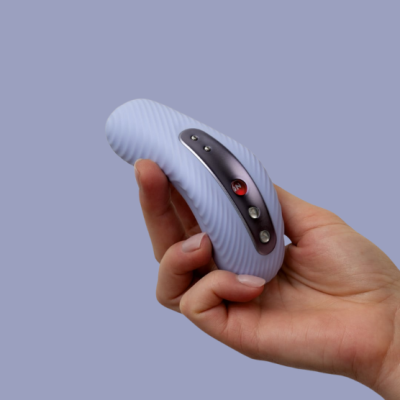 Dispositivo lilás curvado com botões metálicos segurado por uma mão