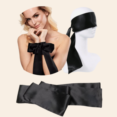 Fita de cetim preta usada como venda e laço nos pulsos