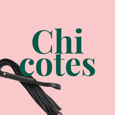 Chicote preto com várias tiras e pega enrolada sobre fundo cor-de-rosa com texto 'Chicotes'