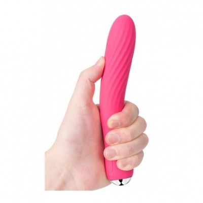 Vibrador rosa com textura em espiral segurado por uma mão