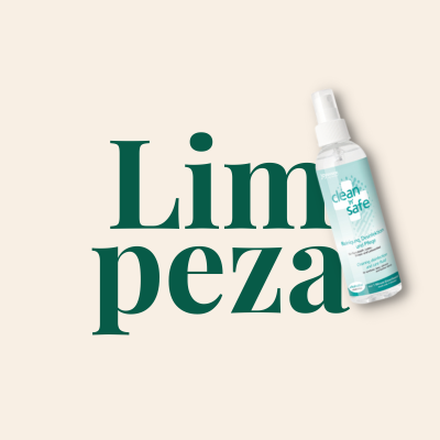 Frasco de spray desinfetante clean & safe sobre fundo claro com texto Limpeza